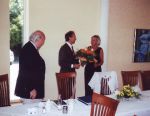 Frau Eckert überreicht dem Referenten Prinz von Preußen einen Blumenstrauß